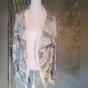 Express Camo Open Cardigan Sweater in Gray. Front pockets. Size Women's S